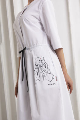Медицинское платье-халат "Шарлотта" с вышивкой "Наброски Матисса"